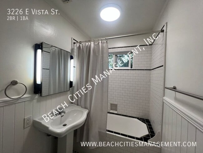 Building Photo - 3226 E Vista St