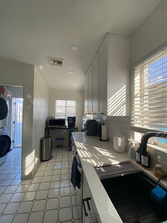 Building Photo - Gorgeous 3 bedroom 1 bath in Historic Coro...