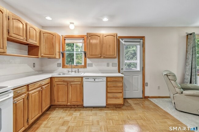Building Photo - 5 Saxony Dr