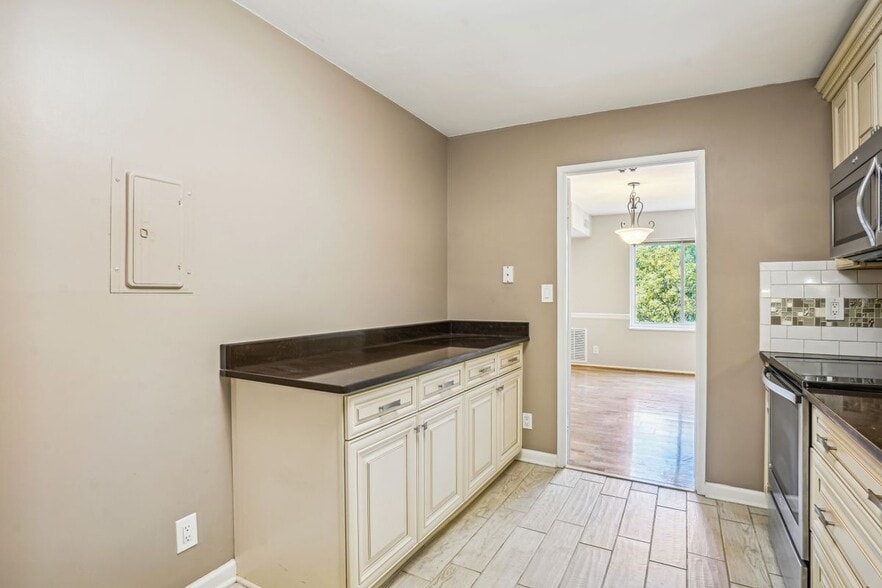 Building Photo - 8370 Greensboro Dr