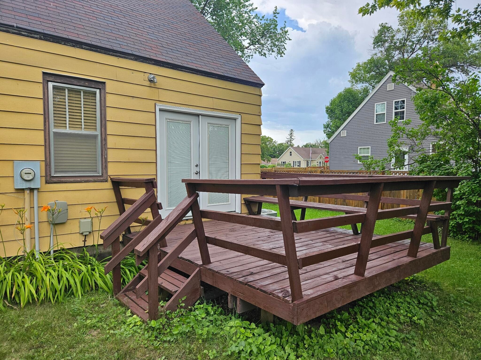 Freshly-stained rear deck for entertaining - 606 Tindolph Ave S