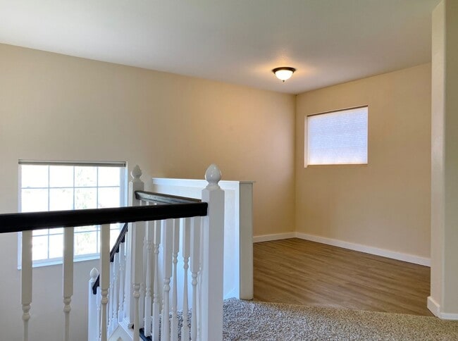 Building Photo - Rare Columbia Riverfront Townhome