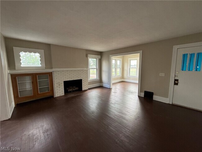 Building Photo - 301-303 Roslyn Ave NW