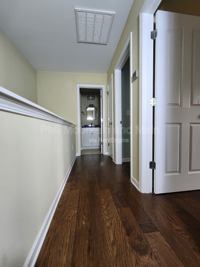 Building Photo - 19 Barnett Shoals Dr