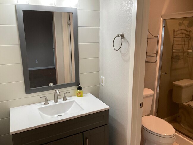 Building Photo - 354 Hazelnut Ln