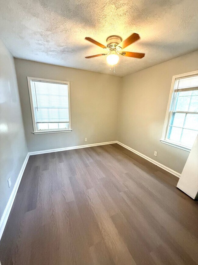 Building Photo - ** 3 bed 1 bath located off Zelda Road ** Call 334-366-9198 to schedule a self showing