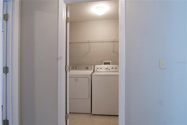 Building Photo - 10216 Oak Crest Rd