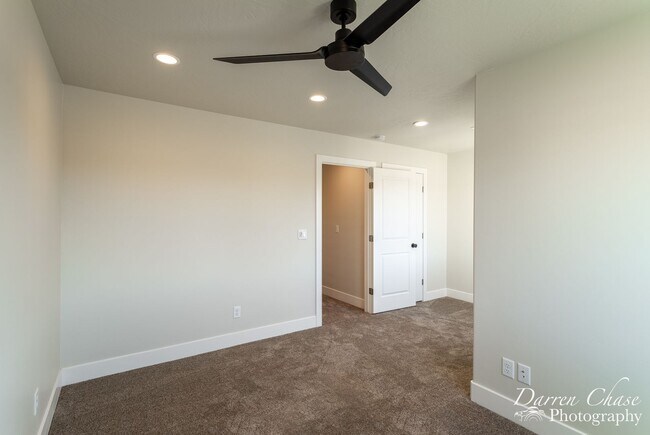 Building Photo - 4 bedroom, 2.5 bathroom townhome in Hurricane!