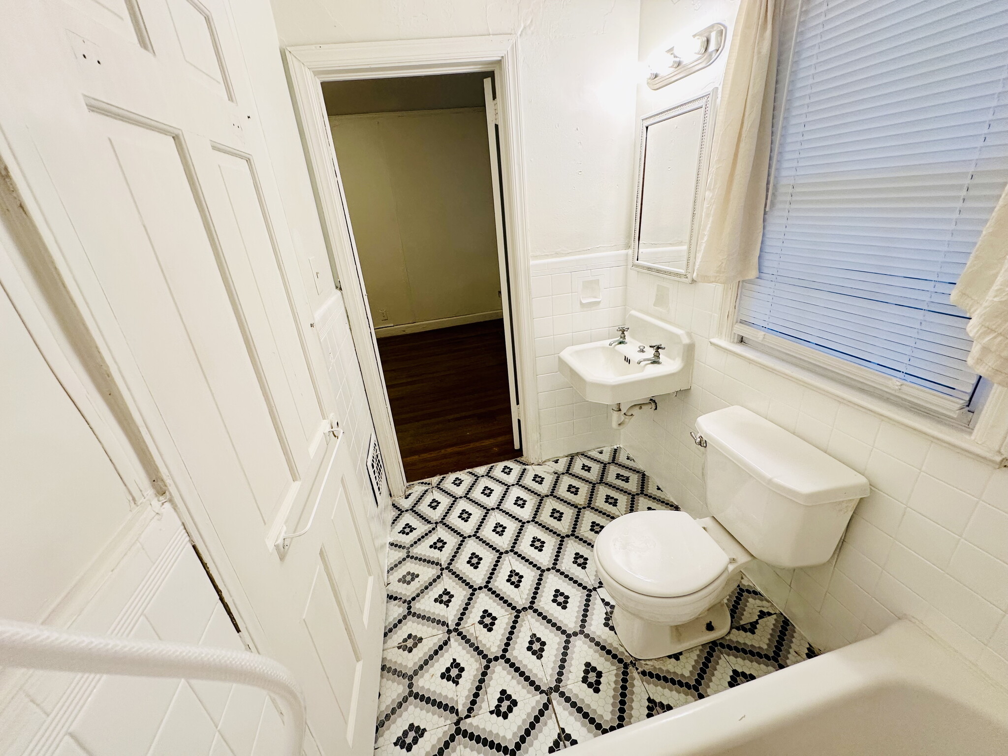 Back Jack-and-Jill bathroom - 318 W Glenwood Dr