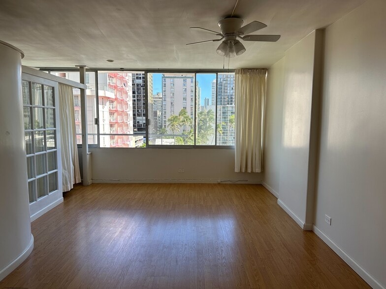 living room - 435 Seaside Ave