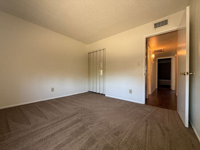 Building Photo - Tempe, Guadalupe and Rural, 2 bed 2 bath single story end unit