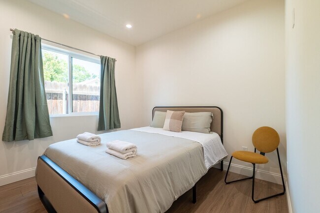 Building Photo - Contemporary New home in Monrovia