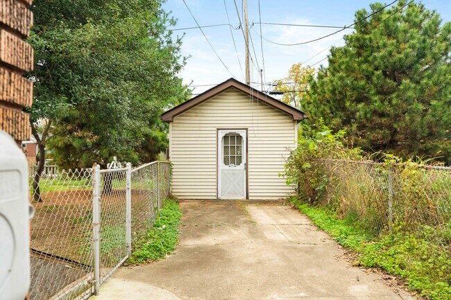 Building Photo - 2416 Sherry Rd