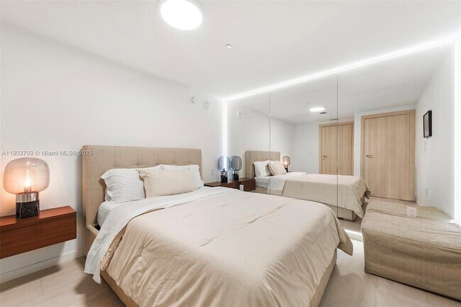 Building Photo - 1000 Brickell Plaza