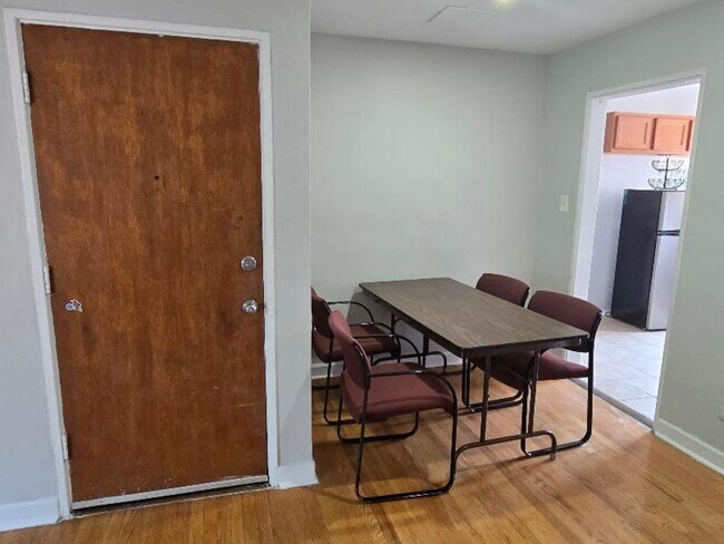 Building Photo - 6106 N Damen Ave