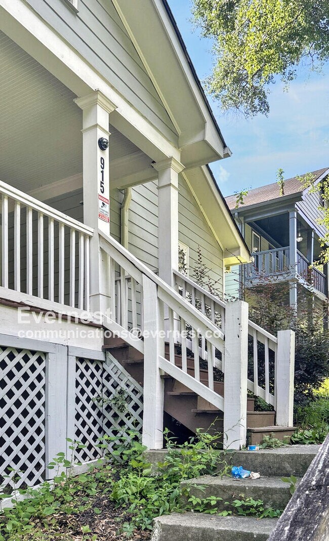 Primary Photo - 915 Ridge Ave NW