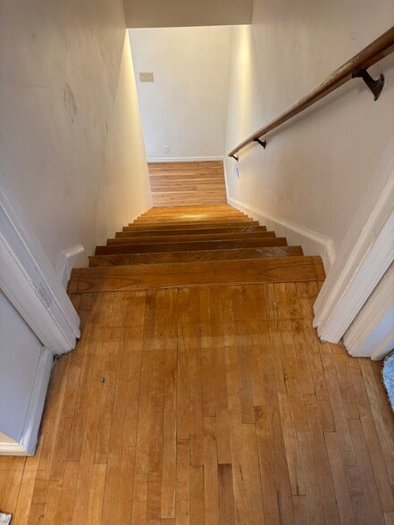 Hardwood entry stair - 917 S Division St