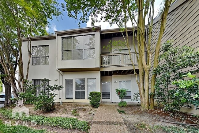 Building Photo - 2100 Tanglewilde St