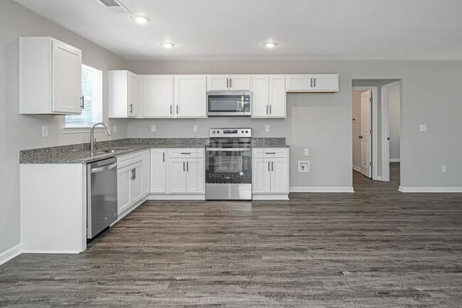 Building Photo - $1700! Beautiful 3Bed 2Bath in newly built Woodland Circle!