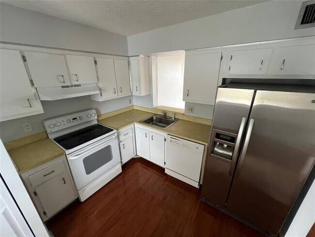 Building Photo - 14747 Cumberland Dr