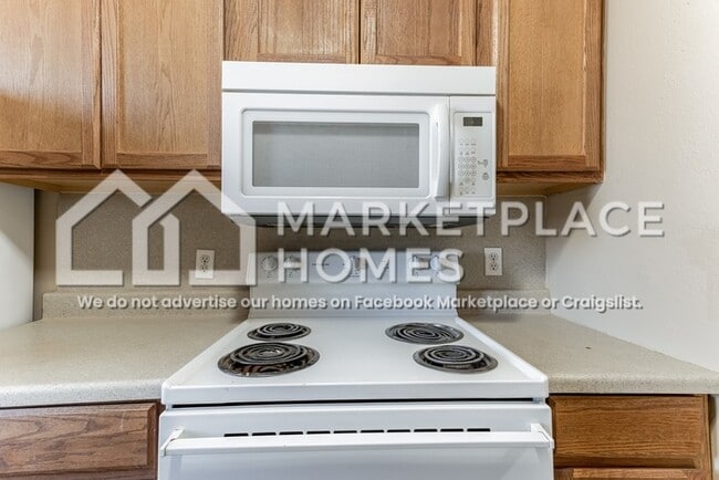 Building Photo - 404 E Texas Dr