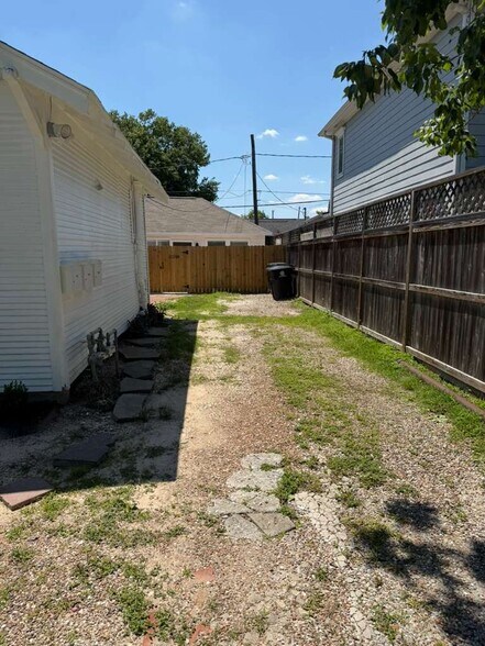 Shared driveway - 1109 Walton St