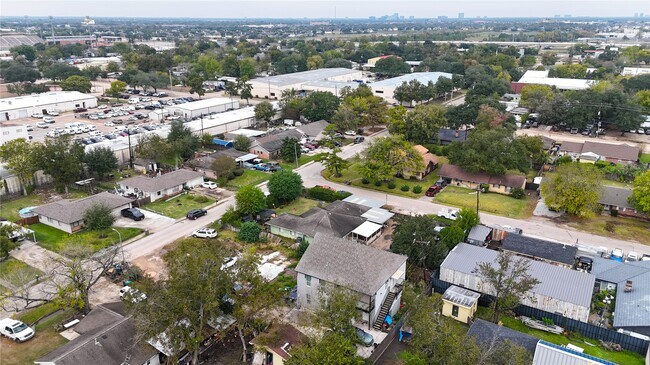 Building Photo - 4323 Continental Dr