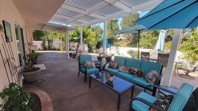 Building Photo - 4 bedrooms and 2.5 bathrooms House in Ranc...