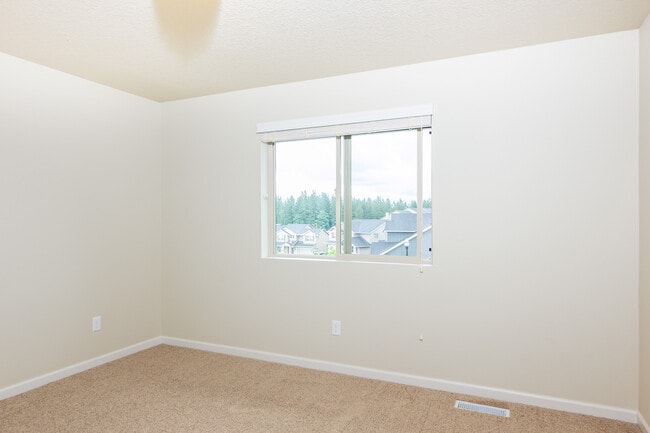 Building Photo - 4 Bedroom plus office 3 Bath Hills at Roun...