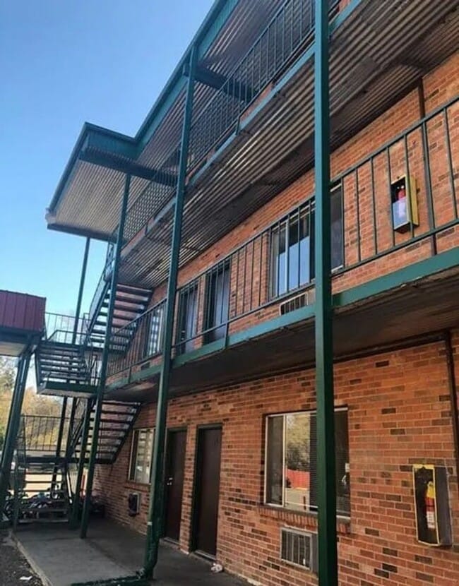 Building Photo - Beautifully Updated 1 Bed/1 Bath Apartment...