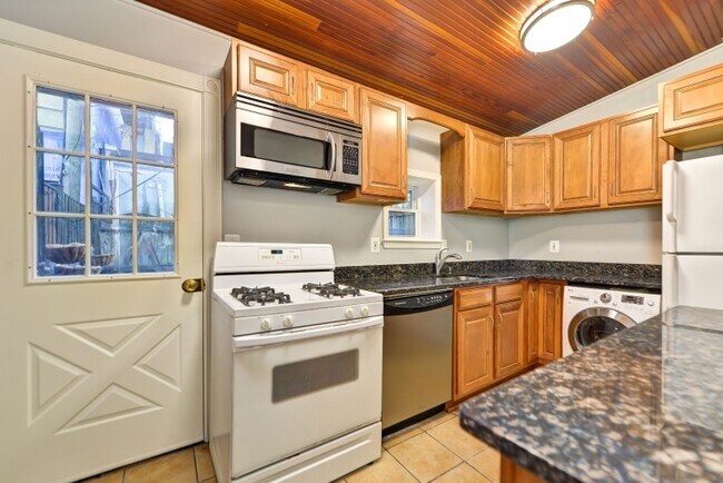 Building Photo - 1921 9 1/2 St NW