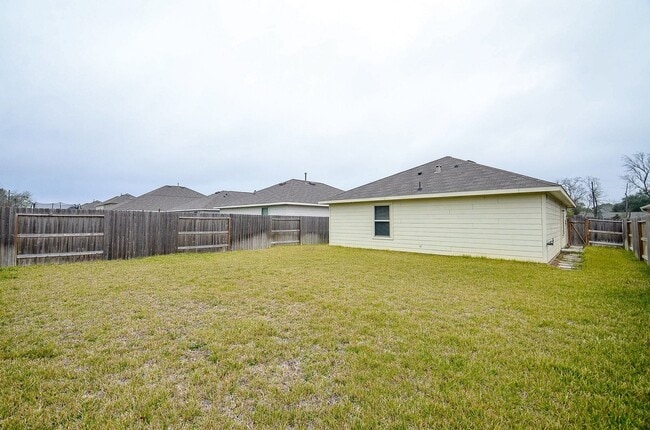 Building Photo - 305 Riverwood Village Ln