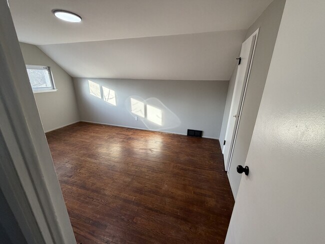 Building Photo - 4300 E 175th St