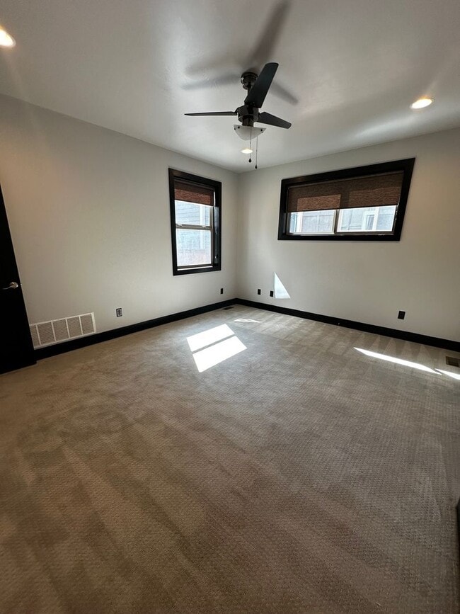 Building Photo - Gorgeous modern 5 bedroom - Minutes from MSU!