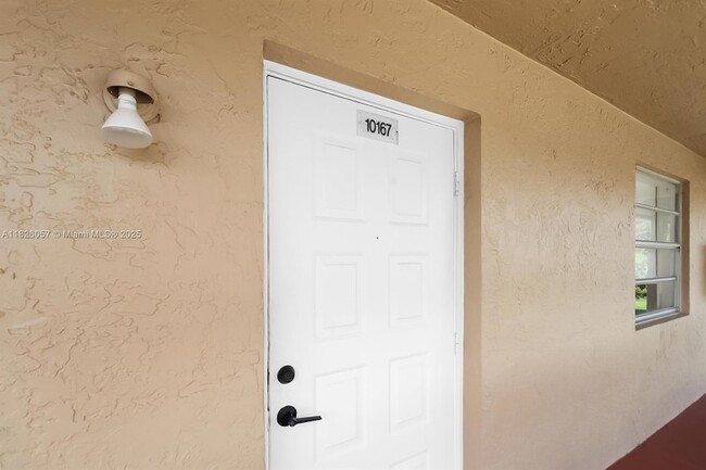 Building Photo - 10167 Twin Lakes Dr