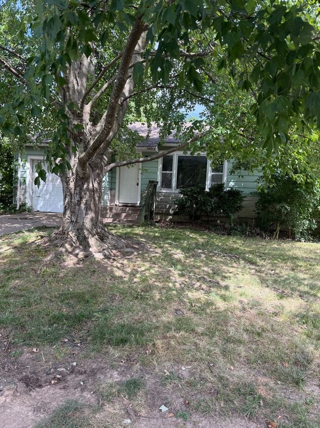 Building Photo - 2 bedroom/1 bathroom house/1 car garage