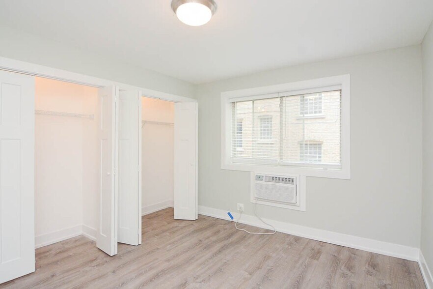 Building Photo - 447 W Surf St
