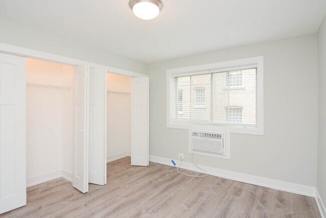 Building Photo - 447 W Surf St