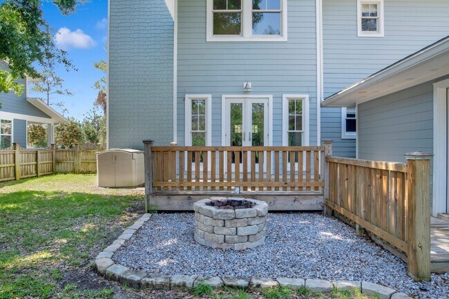 Building Photo - Sprawling Pensacola home close to NAS Pens...