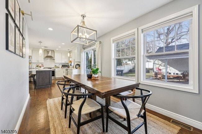 Building Photo - 3-11 Lyons Ave