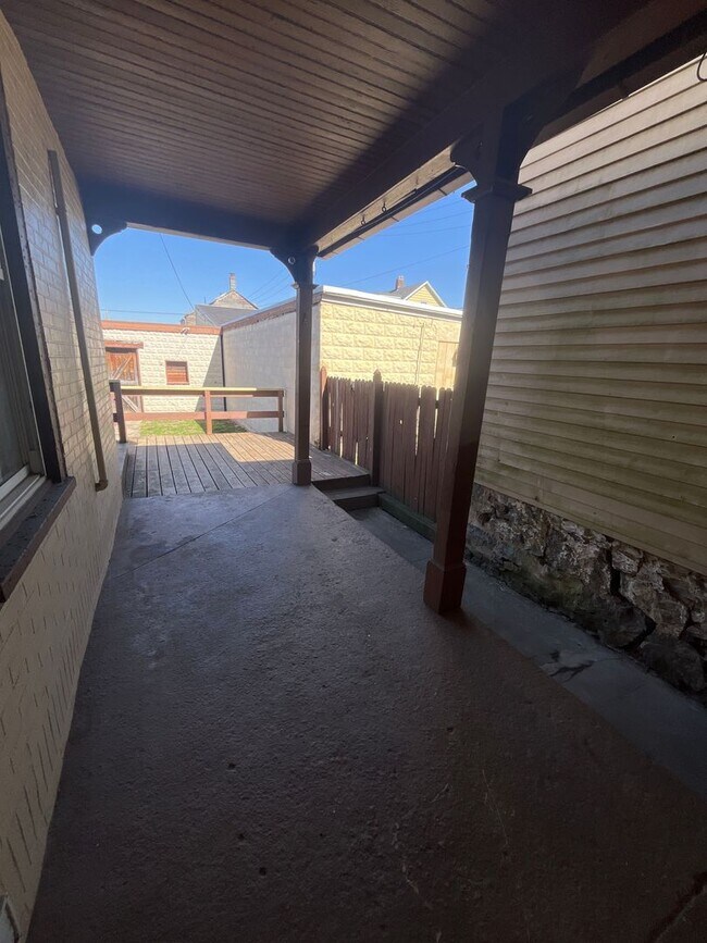 Building Photo - 829 Ferry St