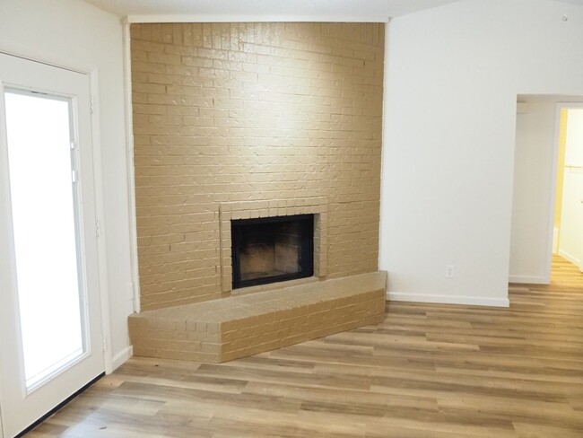 Building Photo - 3 Bed 2 Bath in Fort Worth