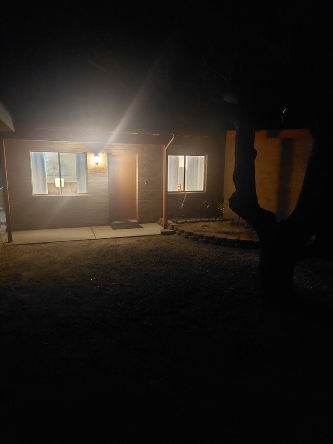 Building Photo - 9141 N Overlook Dr