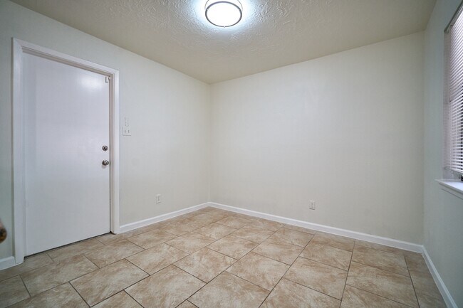 Building Photo - 14034 Utopia Dr