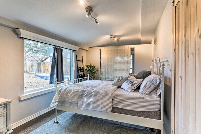 Building Photo - 991 S Bryant St