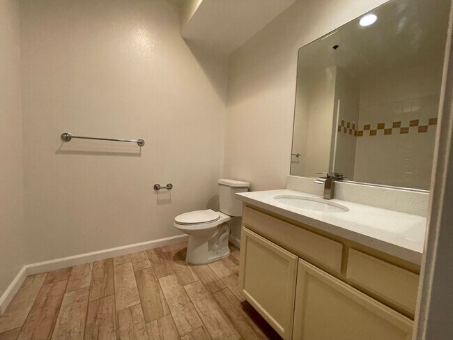 Building Photo - Top-Floor large condo on tree-lined street