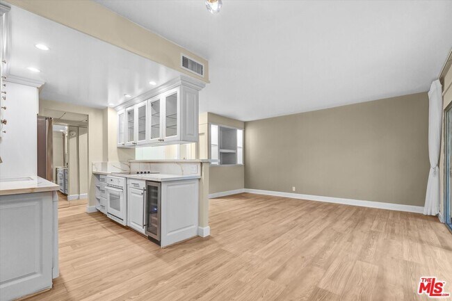 Building Photo - 1131 Alta Loma Rd