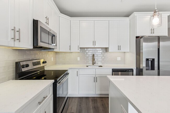 Building Photo - Chic 2-Bedroom Rental with Stunning Roofto...