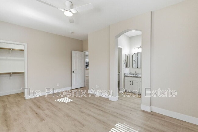 Building Photo - 554 E San Carlos Way