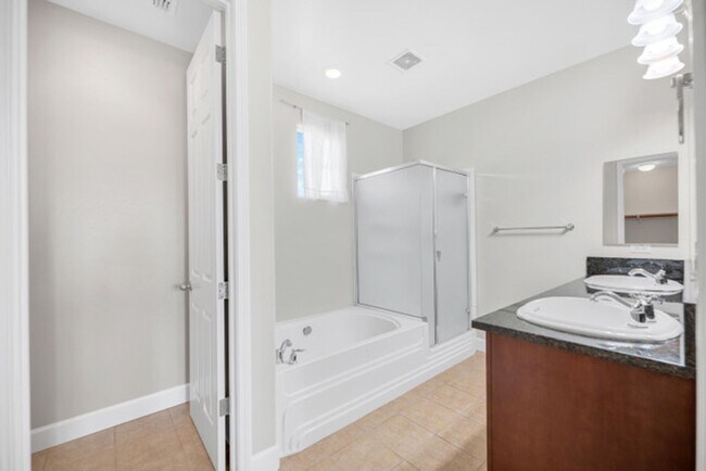 Building Photo - Townhouse - Beautiful 4bdrm, 3 bath - Rocklin